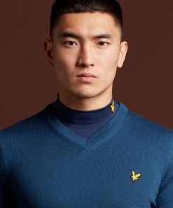 Lyle & Scott Blue Golf V-Neck Pullover Fleece -Lyle & Scott Outlet | Sale unnamed file 1482 scaled